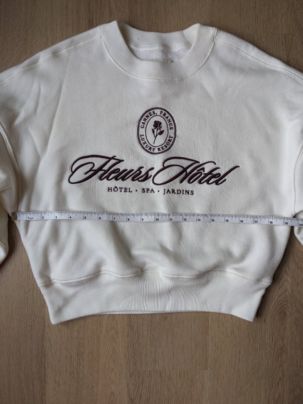 A&F White Cropped Sweatshirt with "Fleurs Hotel" Red Embroidered Vintage Crest - Picture 8 of 8